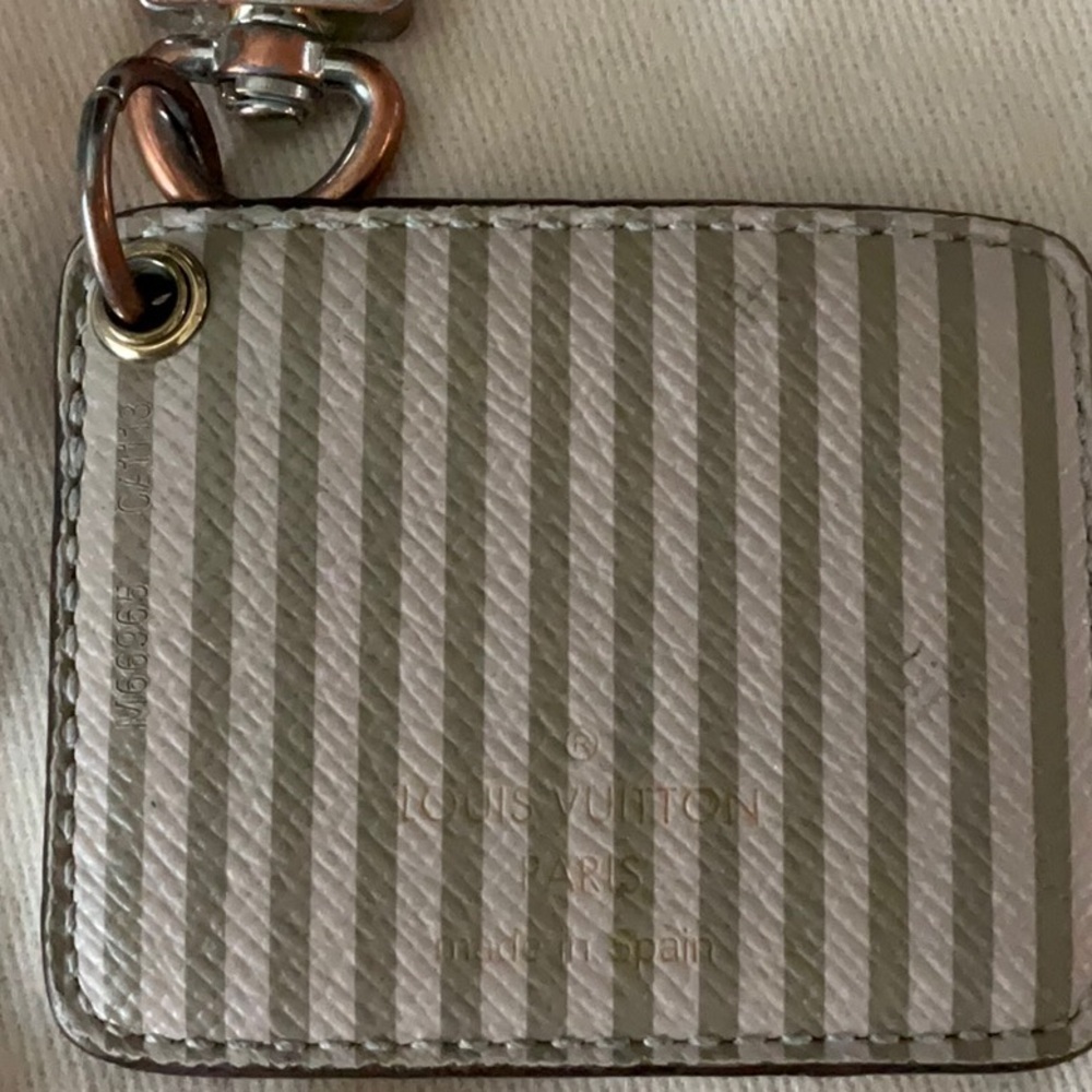 LOUIS VUITTON Porte Cure llystre
Trunk Charm Key Holder - Picture 3 of 10